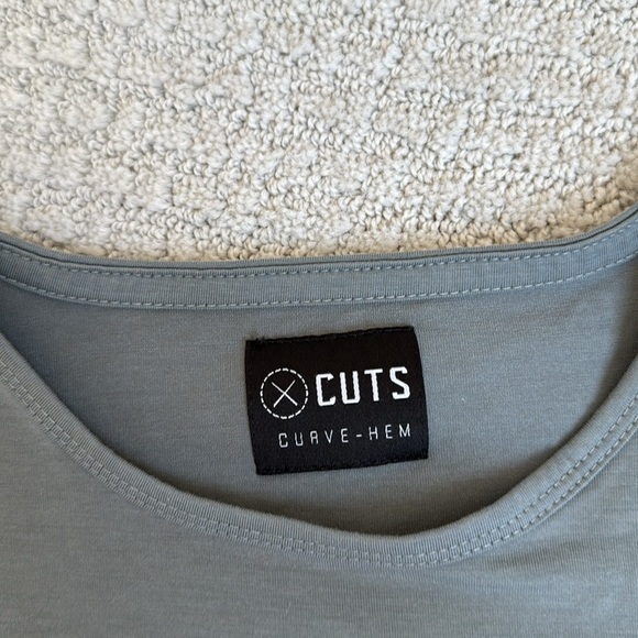 Cuts AO Curve Hem Long Sleeve Gym Athletic Shirt - Picture 5 of 10